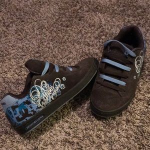 Like new DC brown shoes size 6
